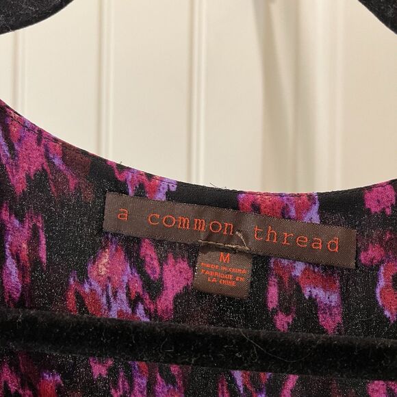 A Common Thread Black Pink Floral Embroidered Split Neck Short Sleeve Top Size M - Picture 5 of 10